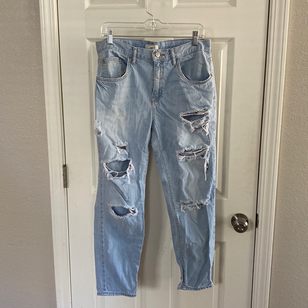 Distressed high waisted jeans